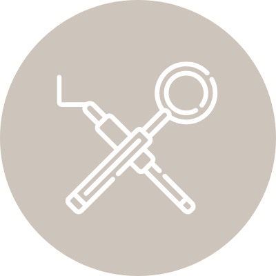 Ein rundes, beiges Icon zeigt zwei sich kreuzende zahnmedizinische Instrumente in weißer Linienzeichnung: links ein Parodontalsonde und rechts ein Mundspiegel. Unter dem Icon steht der Text "Myofunktionelle-Stoerunge".